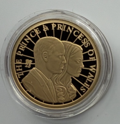 WILLIAM & CATHERINE FULL GOLD SOVEREIGN — 8g OR £750 CASH ALTERNATIVE