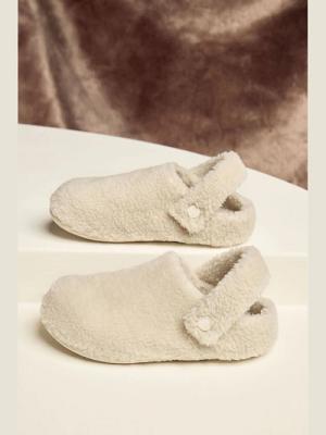 🎁 CROC COSY SLIPPERS OR £50 🎁