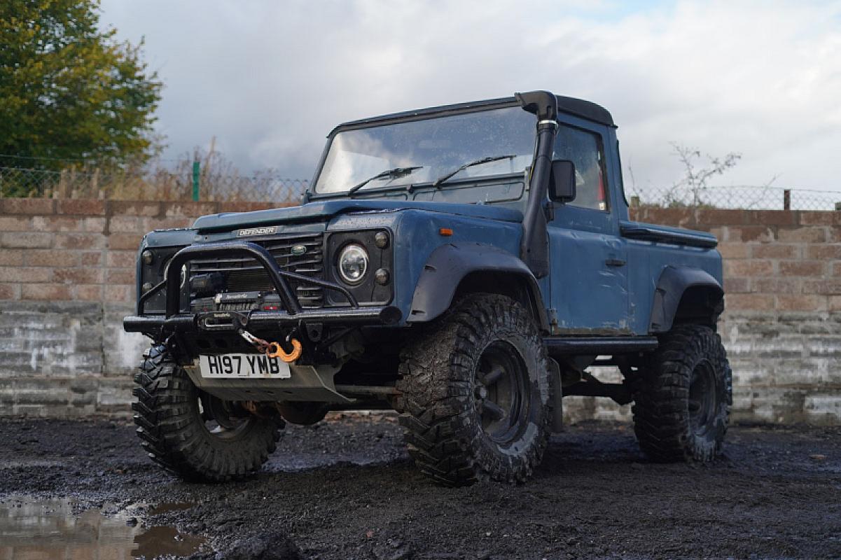 Land Rover Defender 90 Blue