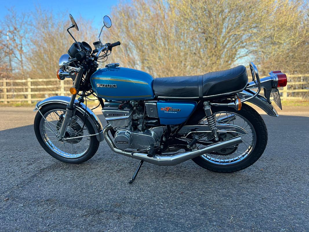 神奈川　SUZUKI　GT250 エンジン　圧縮あり　GT380 Competition Win This 1977 Suzuki Gt380 | Vintage Comps