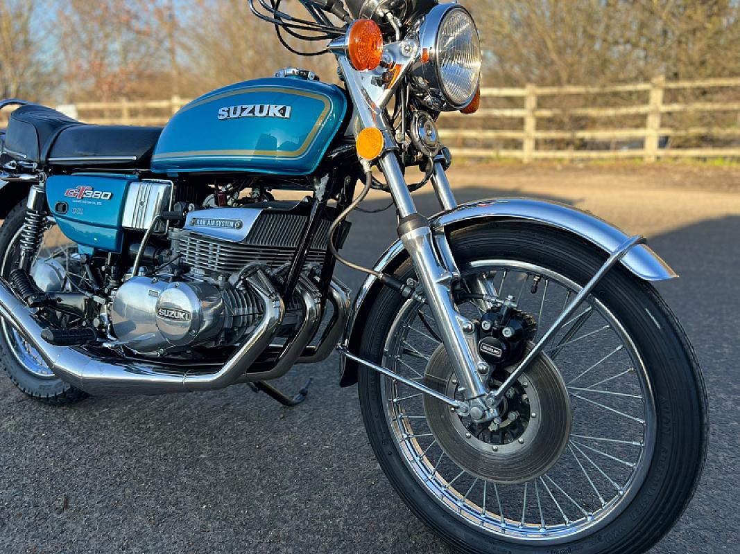 激レア‼️幻のCCIガール❗️SUZUKI フラップフェンダー GT380 Competition Win This 1977 Suzuki Gt380 | Vintage Comps